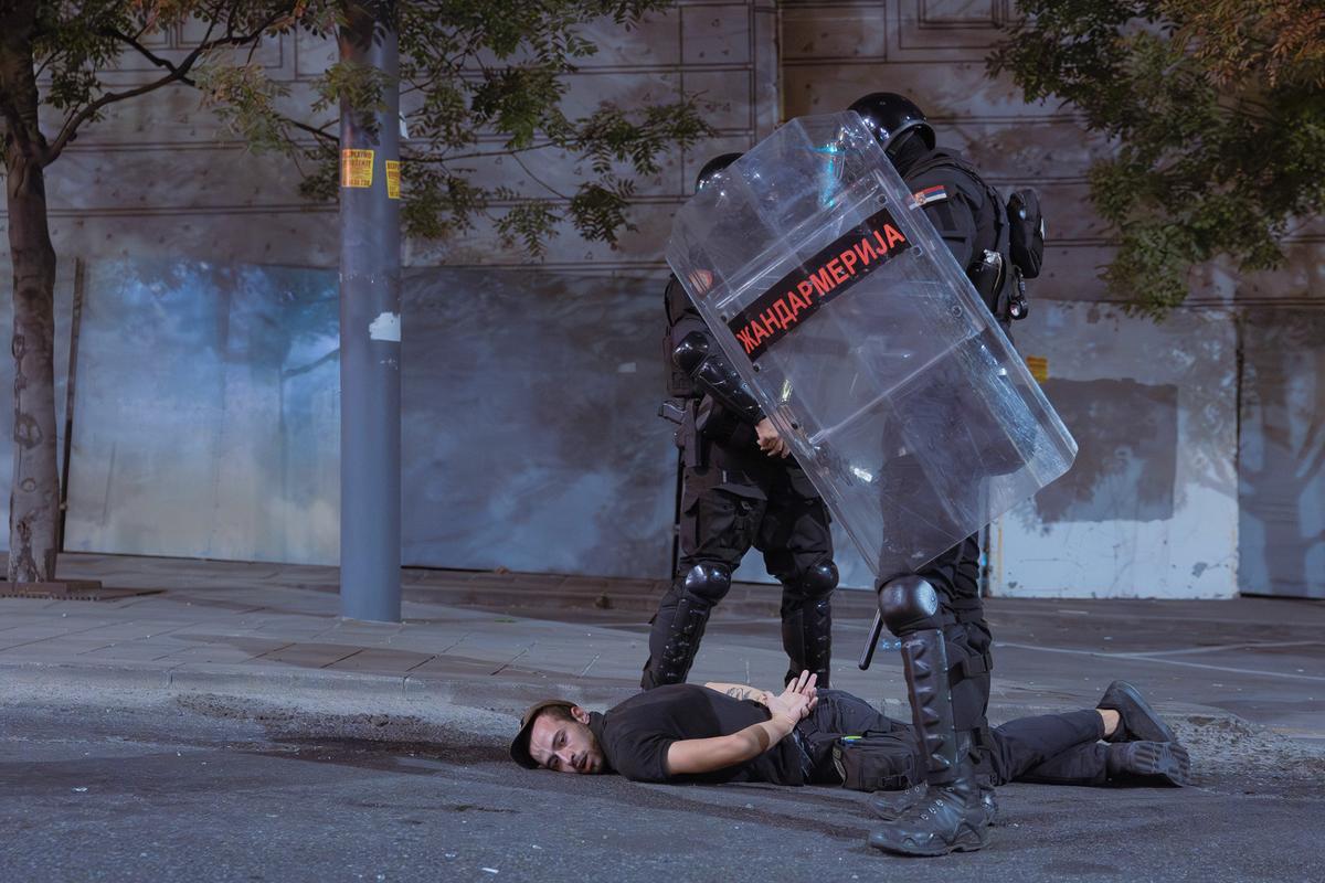 Žandarmerija zadržava demonstranta na ulici