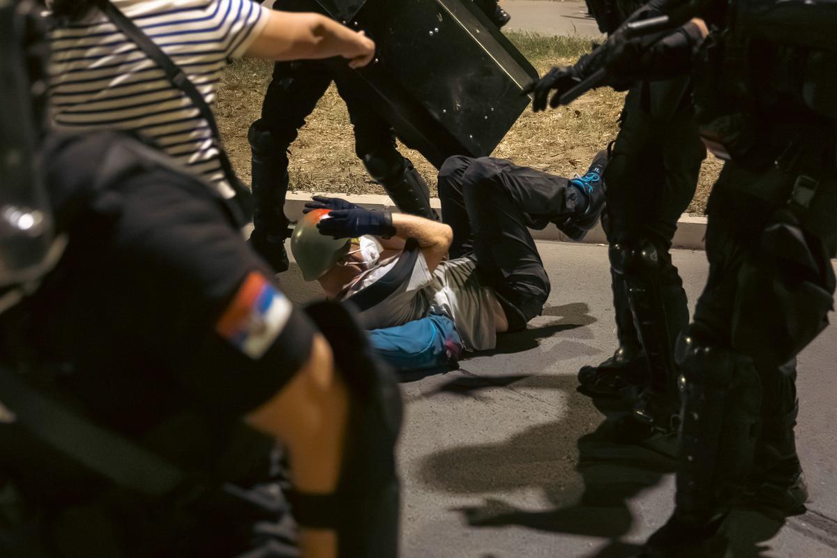 Policija sa štitovima oborila demonstranta na zemlju