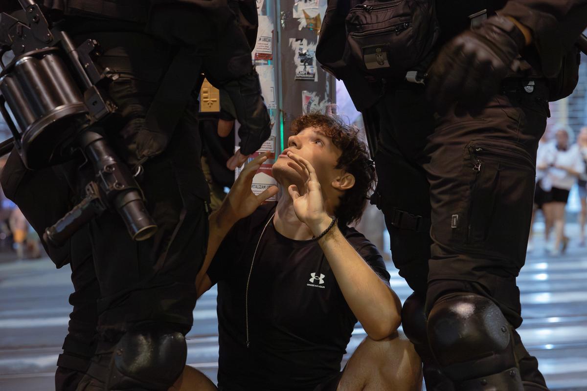 Mladić zadržan od strane policije tokom protesta